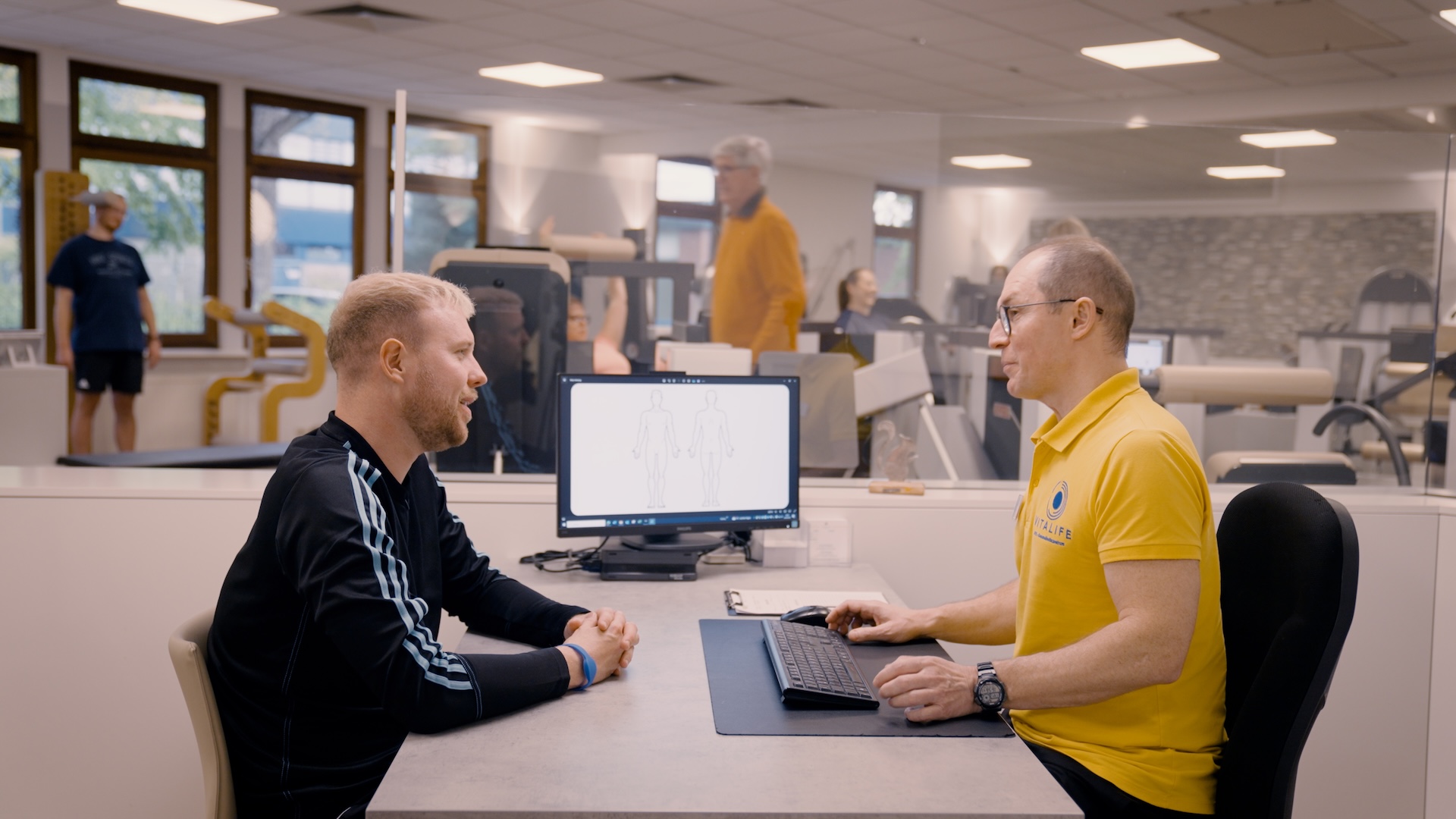 Besprechung mit Trainer am Schreibtisch