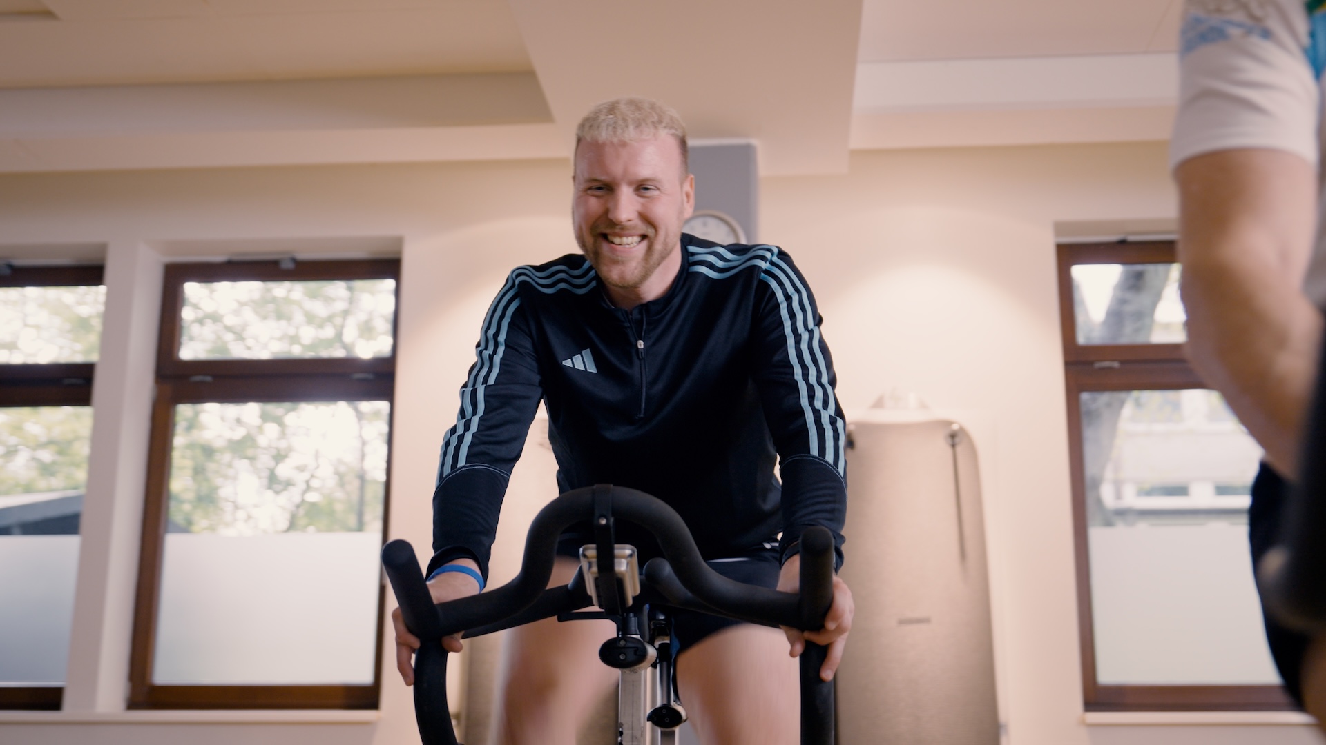 Mann auf Indoor Fahrad