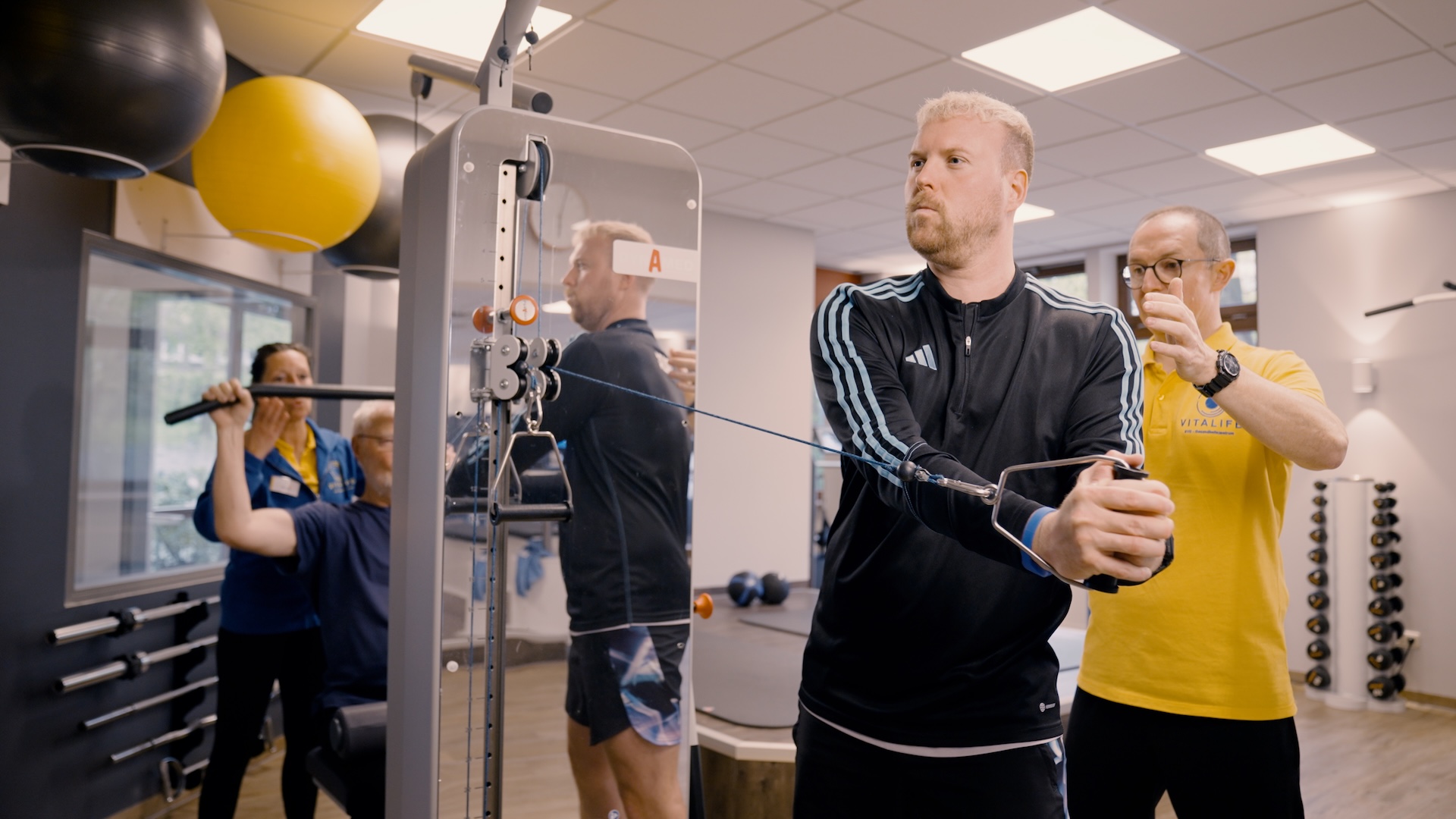 Training mit Trainer an Gerät