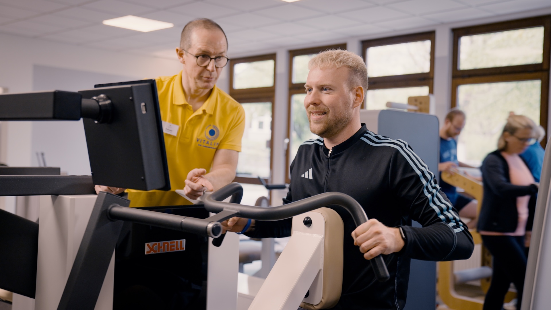 Training mit Trainer an Gerät